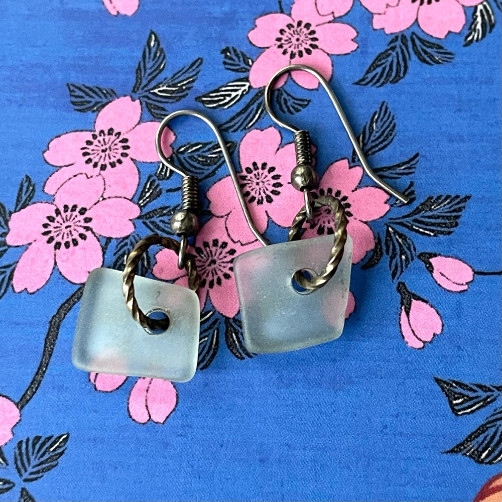 🚨🚨FINAL SALE!!!!🚨🚨 Vintage/modern silvertone & sea glass dangle earrings beachy